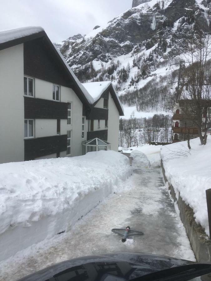 Holiday 87 Leukerbad Exterior foto
